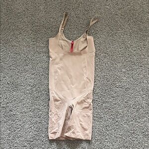 SPANX Soft Nude Spanxsculpt OnCore Open Bust Mid Thigh Bodysuit Size Small